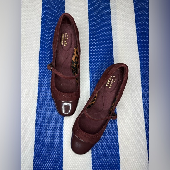 🎉✨ CLARKS WOMEN’S SAPPHIRE VASE BURGUNDY SUEDE MARY JANE PUMPS HEELS SIZE 7.5 - Picture 3 of 16